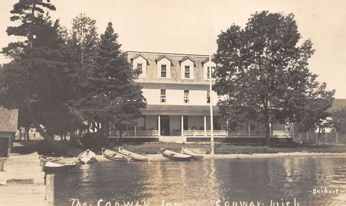 Inland House (This Ole House Motor Inn, Conway Inn) - Vintage Postcard (newer photo)